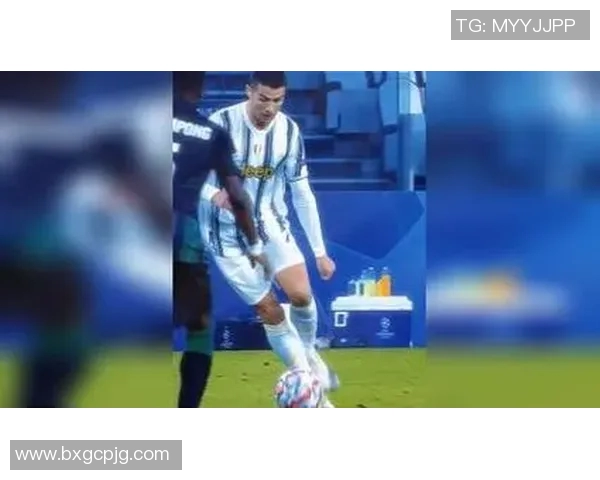 街头闪耀的足球明星与普通生活的完美交融